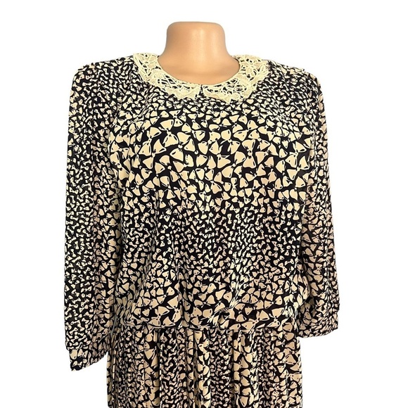 R.E.O Vintage Bow Print Long Sleeve Dress Lace Neckline - Picture 3 of 13